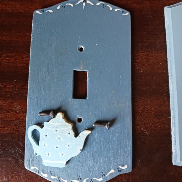 VINTAGE SWITCH Outlet COVERS Lot of 2, Blue Wooden Country Teapot and Cow - Picture 2 of 10